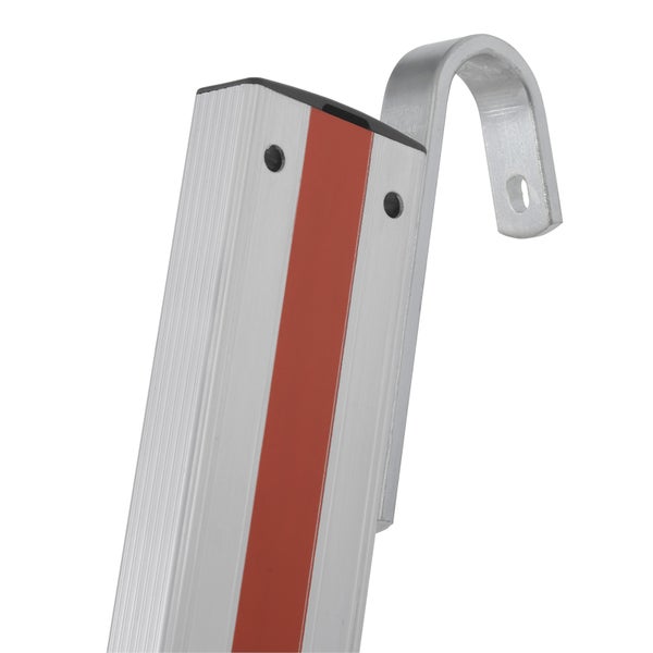 Detailansicht einer Sprosse einer Aluminiumleiter mit Einhängehaken