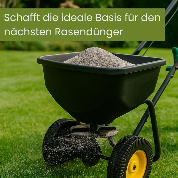 Rasensprengerwagen gefüllt mit Rasendünger auf Rasen