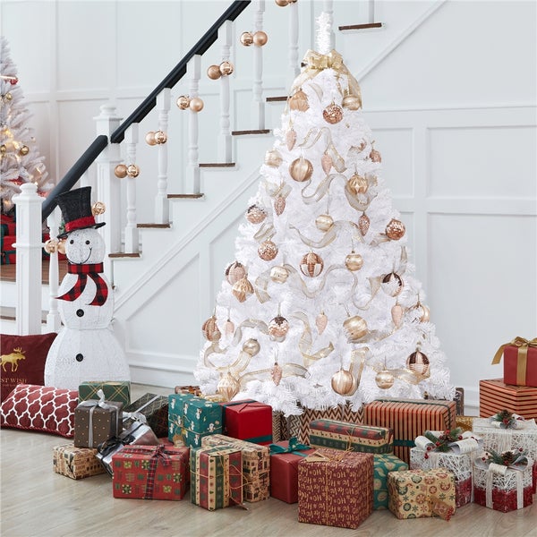 Weihnachtsszene mit weißem Weihnachtsbaum, goldenen Dekorationen, Geschenken und dekorativem Schneemann vor einer Treppe