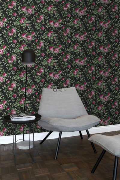Szene mit grauen Stühlen und floraler Tapete mit Rosenmuster