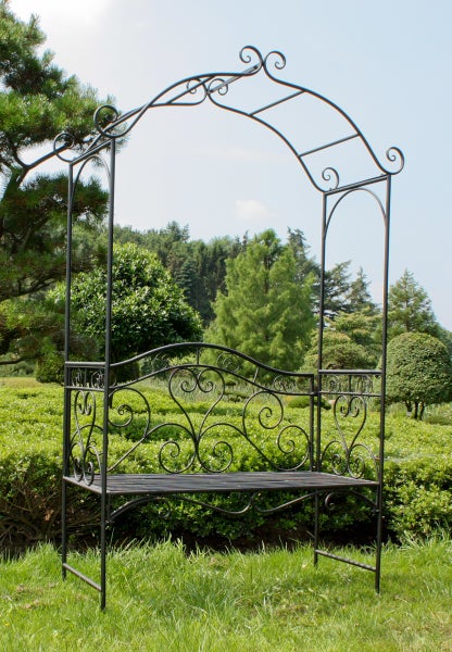 Rosenbogen mit integrierter Gartenbank aus Metall mit verschnörkelten Verzierungen für den Garten.