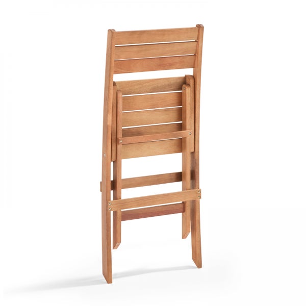 Zusammengeklappter Gartenstuhl aus Akazienholz mit Lattenstruktur.