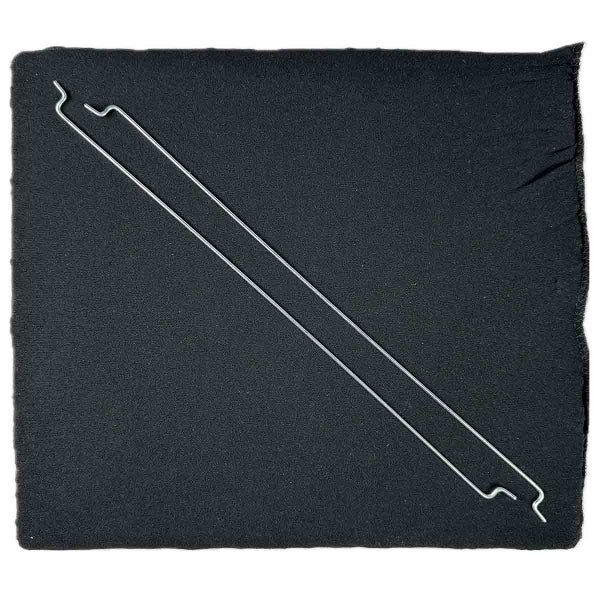 Zwei Spannstangen für Markisen auf schwarzem Stoff