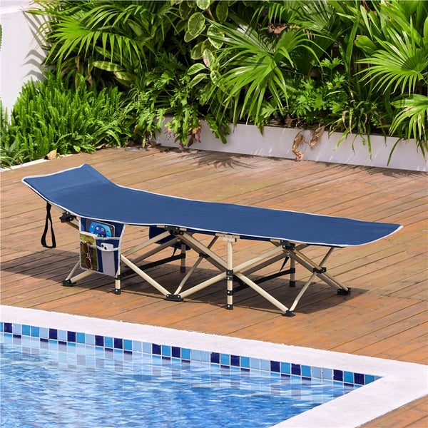 Klappliege aus Stoff mit Beistelltasche neben Pool