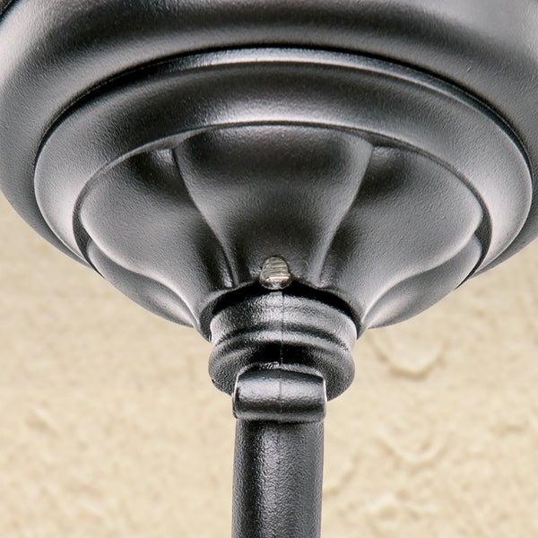 Nahaufnahme eines dekorativen Deckenbaldachins aus Metall für eine Leuchte mit matter Oberfläche und geriffeltem Design.