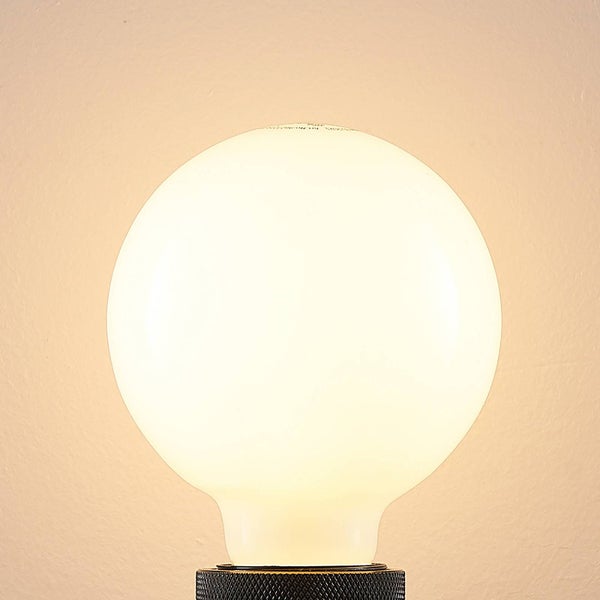 Leuchtendes LED-Leuchtmittel Globe aus Opalglas mit warmweißem Licht.