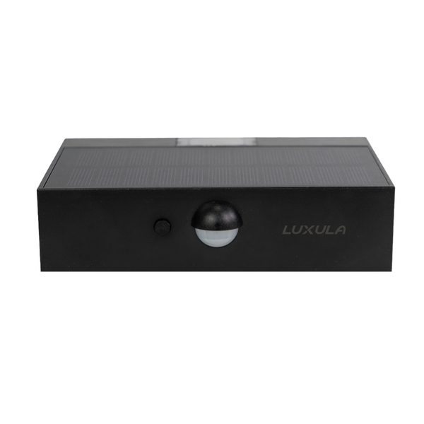 Schwarze LUXULA Solar-Außenleuchte mit Bewegungsmelder und Solarpanel auf der Oberseite.