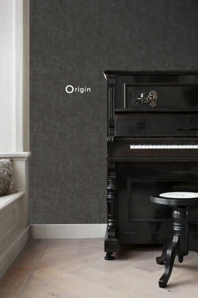 Wohnraum mit grauer Strukturtapete, einem schwarzen Klavier und einem Hocker.