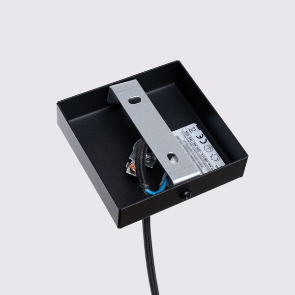 Detailansicht einer schwarzen Deckenleuchte mit Befestigungsmaterial und Kabel