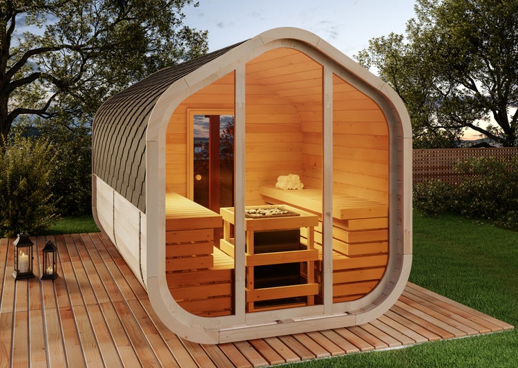 Moderne Gartensauna in Pod-Form aus hellem Holz mit Glasfront, Innenbänken und Saunaofen auf einer Holzterrasse im Garten.