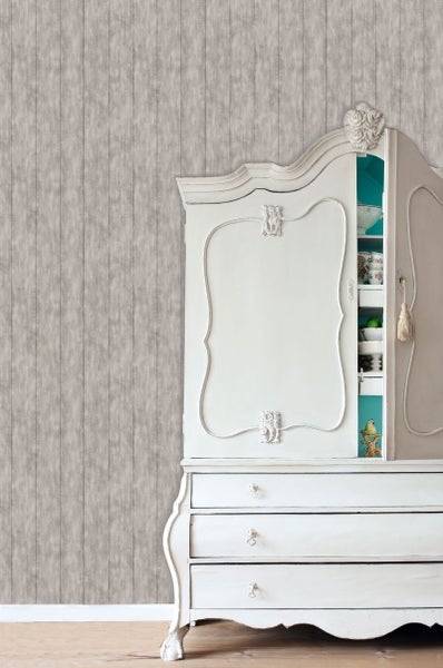 Szene mit einer Tapete mit Holzoptik und einem weißen Vintage-Schrank mit Schubladen.
