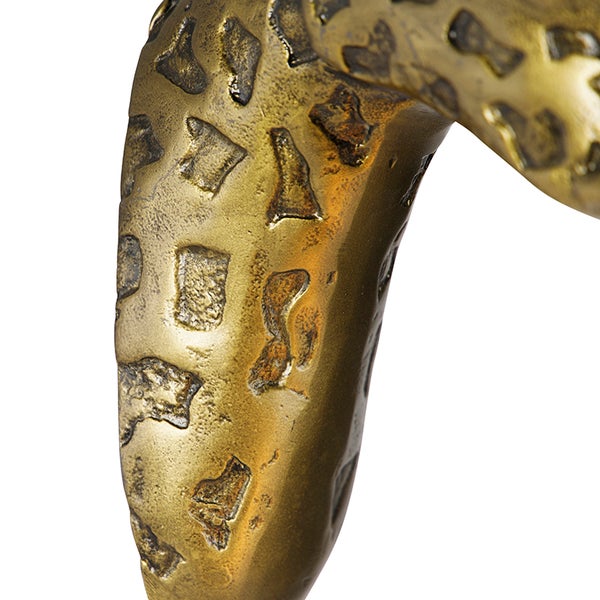 Detailaufnahme einer Dekorationsfigur aus Metall mit unregelmäßiger Oberflächenstruktur