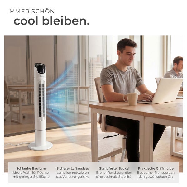 Turmventilator mit Tectane Logo in einem hellen Büro neben einem Schreibtisch, an dem ein Mann an einem Laptop arbeitet.