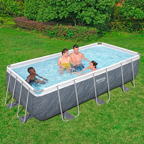 Bestway Power Steel rechteckiger Rahmenpool in Steinoptik, aufgestellt im Garten mit einer Familie im Wasser.