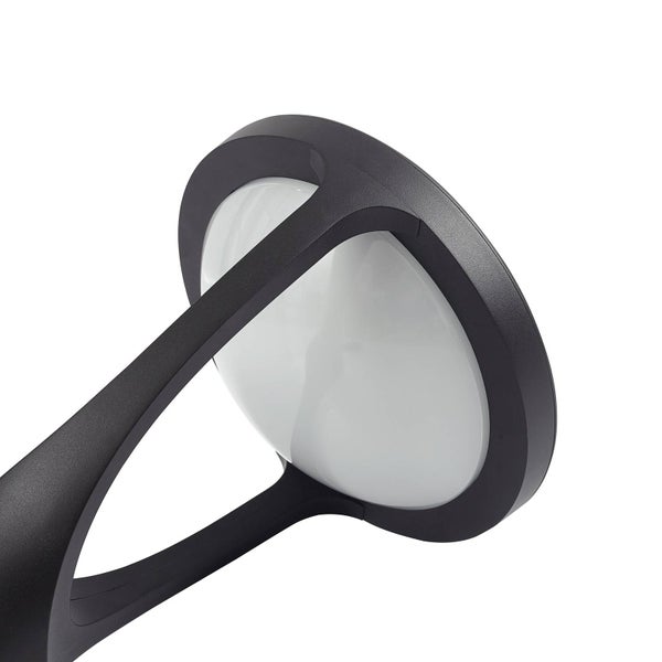 Nahaufnahme einer modernen Außenleuchte mit schwarzem Rahmen und rundem weißem Diffusor.