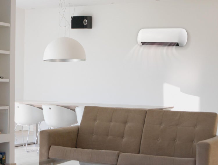 Heller Wohnraum mit Klimaanlage, Lampe, Lautsprecher, Tisch und Sofa