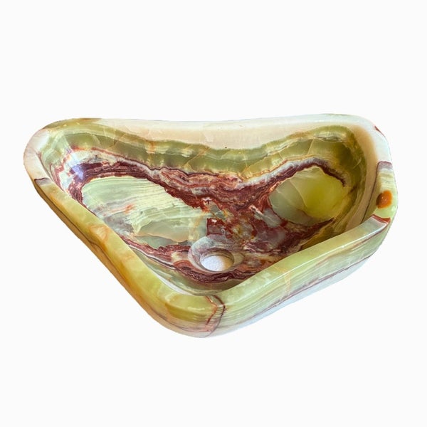 Naturstein-Aufsatzwaschbecken aus Onyx mit organischer Form und polierter Oberfläche.