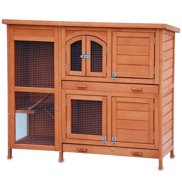 Zweistöckiger Kleintierstall aus Holz mit integriertem Freilaufgehege, Gittertüren und ausziehbaren Bodenwannen.