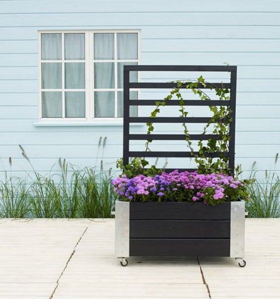 Pflanzensäule aus Metall mit dekorativen Verzierungen