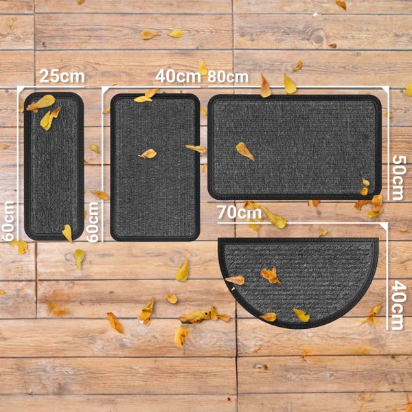 Verschieden große Fußmatten auf Holzboden mit Herbstlaub