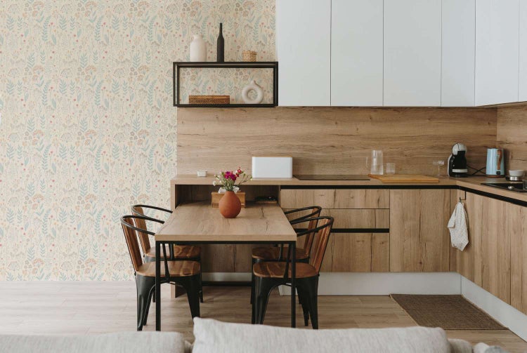 Moderne Küche mit Holzoptik, integriertem Esstisch und blumiger Mustertapete an der Wand.
