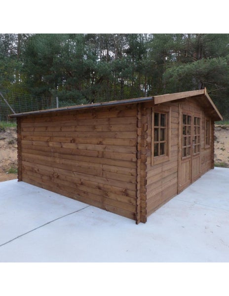 Gartenhaus aus Holz mit Satteldach, Doppeltür und Fenstern auf einer Betonfläche im Garten vor Bäumen.