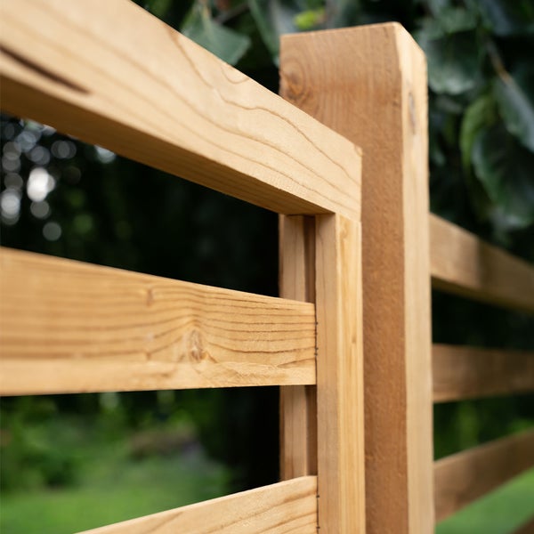 Detailansicht eines Holzzauns