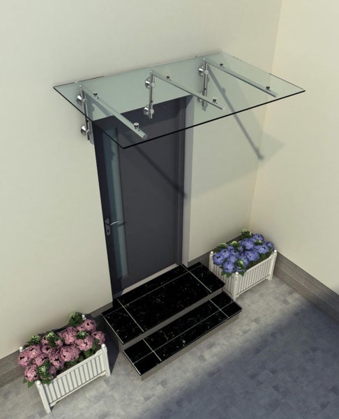 Vordach aus Glas mit Edelstahlhalterungen über einer Hauseingangstür mit zwei Stufen und Blumenkästen.