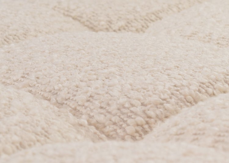 Detailansicht eines Teppichs mit geometrischem Muster