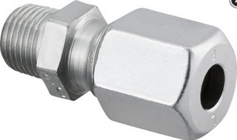 Metallische Verschraubung mit Außengewinde und Überwurfmutter für Rohrverbindungen.