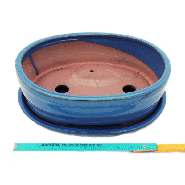 Ovale Bonsaischale aus glasierter Keramik in Blau mit passendem Untersetzer und Drainagelöchern.