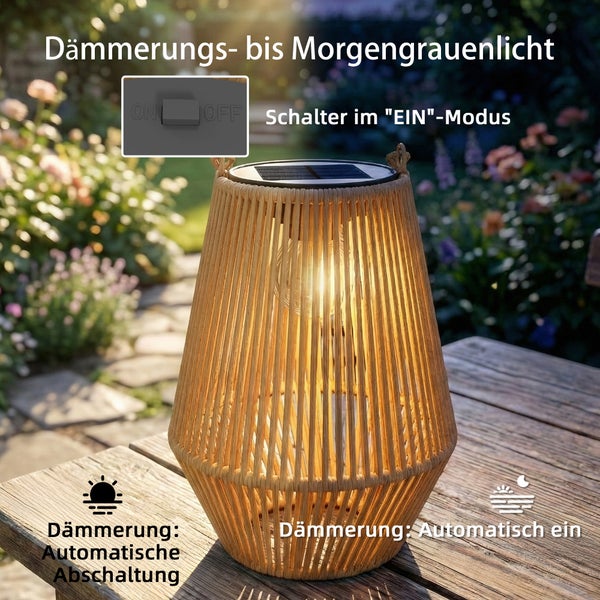 Solar-Gartenlaterne in Rattan-Optik auf einem Holztisch mit Sensor für automatisches Einschalten bei Dämmerung und Ausschalten bei Tagesanbruch.