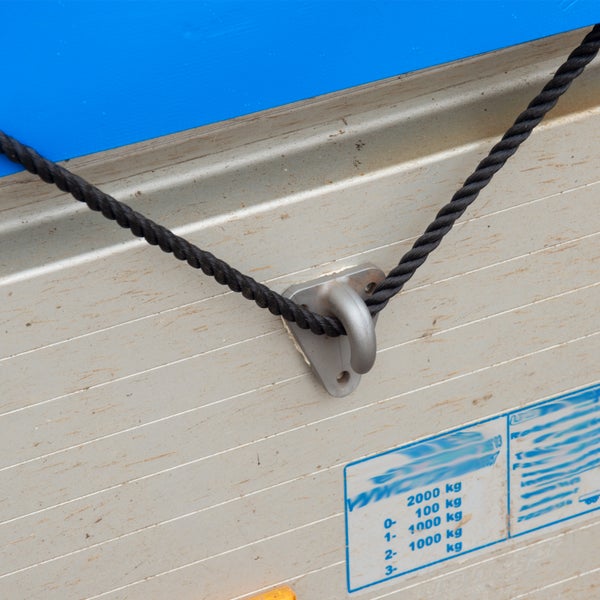 Detailansicht einer Anhängerplane mit schwarzem Seil und Befestigungshaken