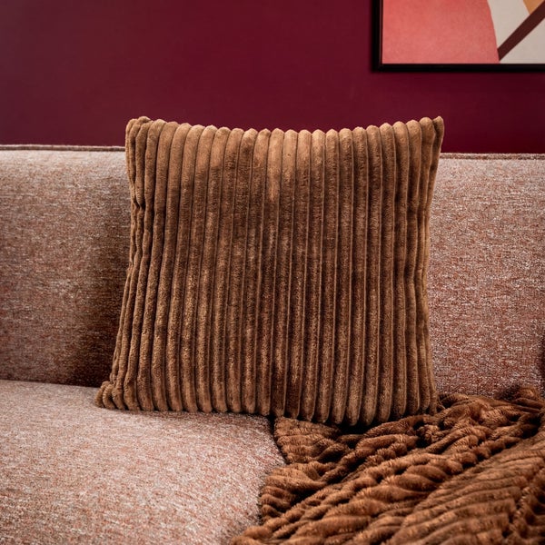 Dekokissen aus Cord auf Sofa