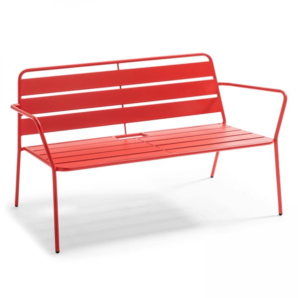 Rote Gartenbank aus Metall, modernes Latten-Design, Zweisitzer mit Armlehnen.