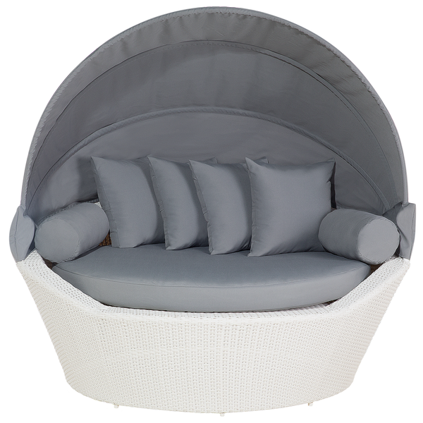 Sonneninsel aus weißem Polyrattan-Geflecht mit grauer Liegefläche, vier Kissen, zwei Seitenkissen und klappbarem Sonnendach.