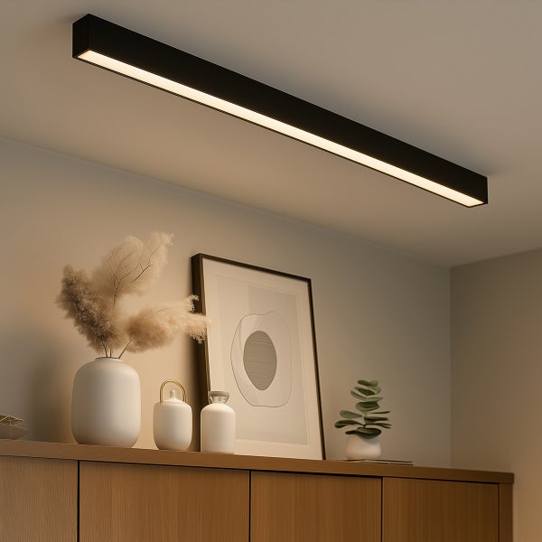 Schwarze LED Deckenleuchte in einem modern eingerichteten Raum.