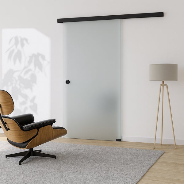 Wohnraum mit Schiebetür aus Glas, Sessel und Stehlampe