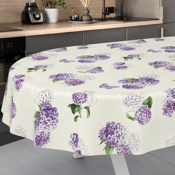 Rundes Tischtuch mit lila Hortensien- und Schmetterlingsmuster auf einem Tisch in einer modernen Küche.