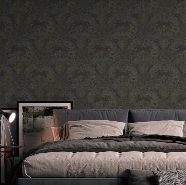 Schlafzimmer mit gemusterter Tapete und Bett