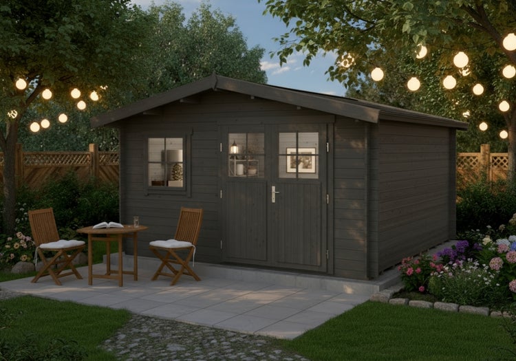 Gartenhaus mit Holztisch und Stühlen im Garten