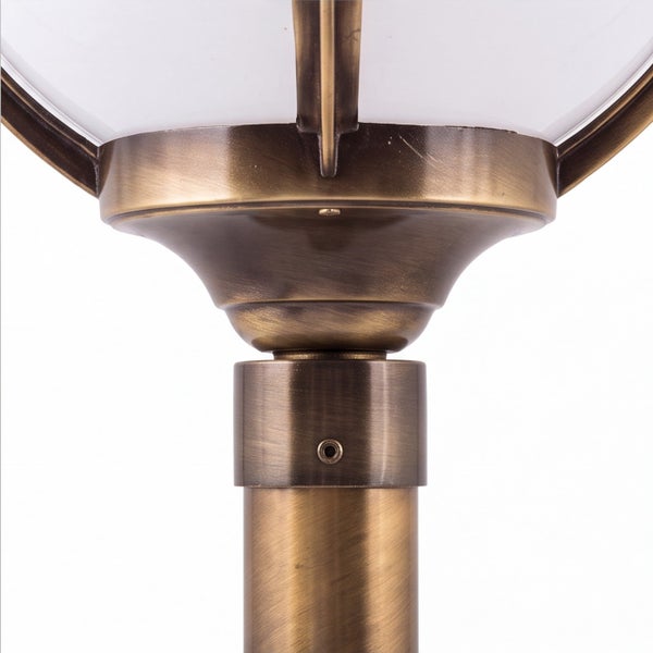 Detailansicht einer Außenstandleuchte aus Metall in Antik-Optik mit weißem Diffusor.