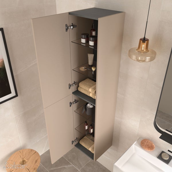 Hoher beiger Badezimmerschrank mit geöffneter Tür, Glaseinlegeböden und Badutensilien in einem modernen Badezimmer. Salgar Logo.