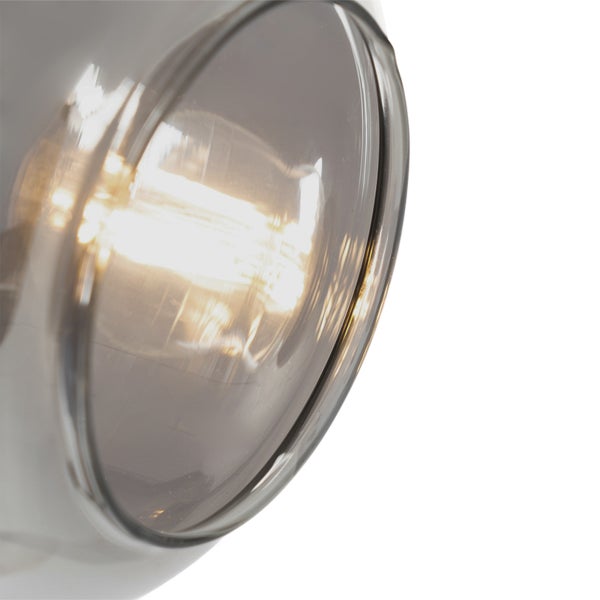 Detailansicht einer Glaskugelleuchte mit leuchtendem Filament-Leuchtmittel.