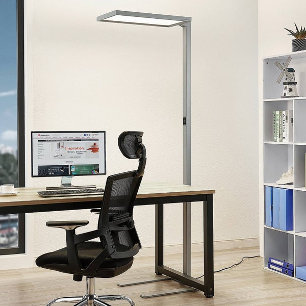 Moderne LED-Bürostehleuchte beleuchtet einen Arbeitsplatz mit Schreibtisch, Monitor und ergonomischem Bürostuhl.