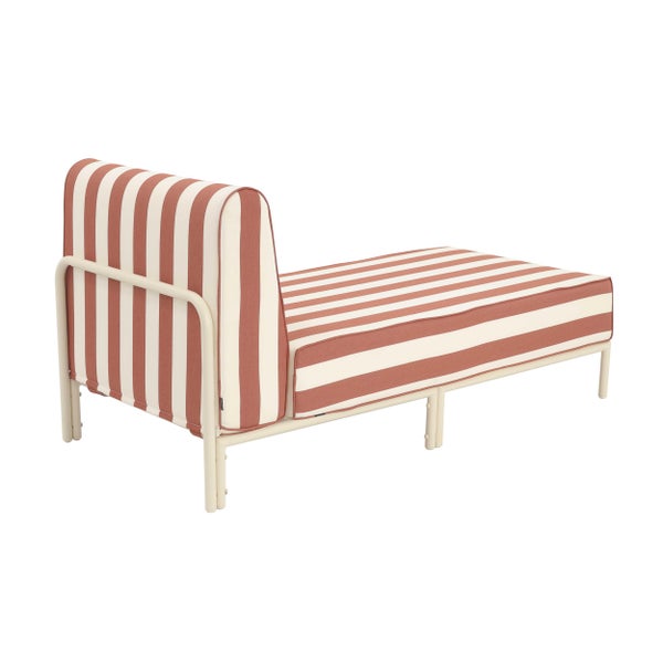 Gestreifte Gartenliege mit Metallgestell und Rückenlehne, Daybed für den Außenbereich.