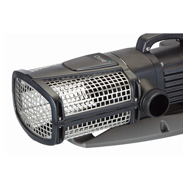 Oase Teichpumpe mit Filterkorb aus Metallgitter, Gehäuse aus Kunststoff und integriertem Tragegriff.