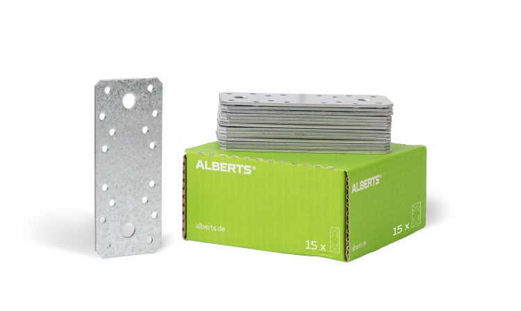 Stapel aus 15 verzinkten Lochplatten von Alberts neben einem einzelnen Produkt und der zugehörigen Verpackung.