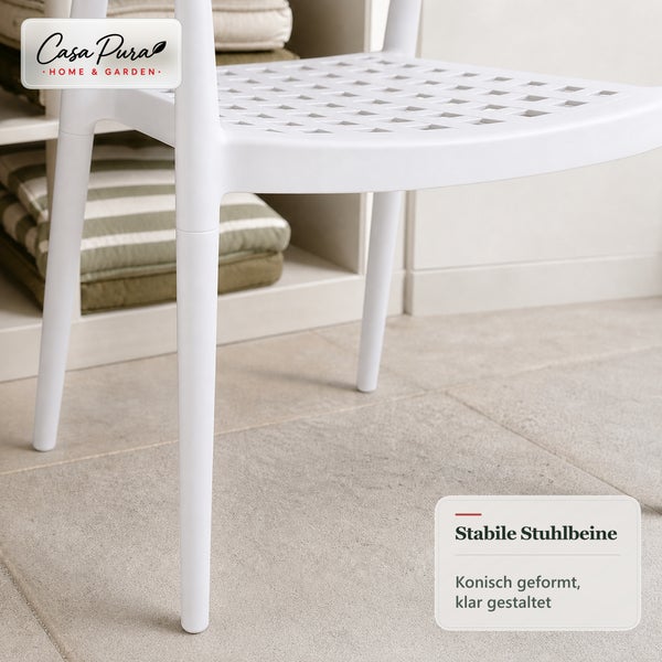 Kunststoffstuhl mit konischen Stuhlbeinen und Sitzfläche mit Gittermuster von Casa Pura Logo.