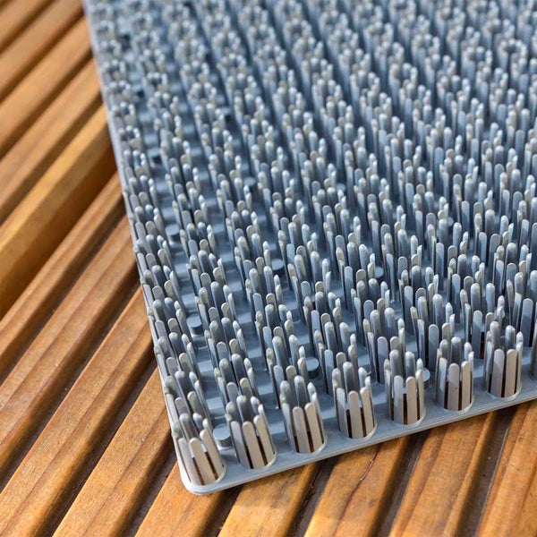 Fußmatte mit Noppen auf Holzuntergrund